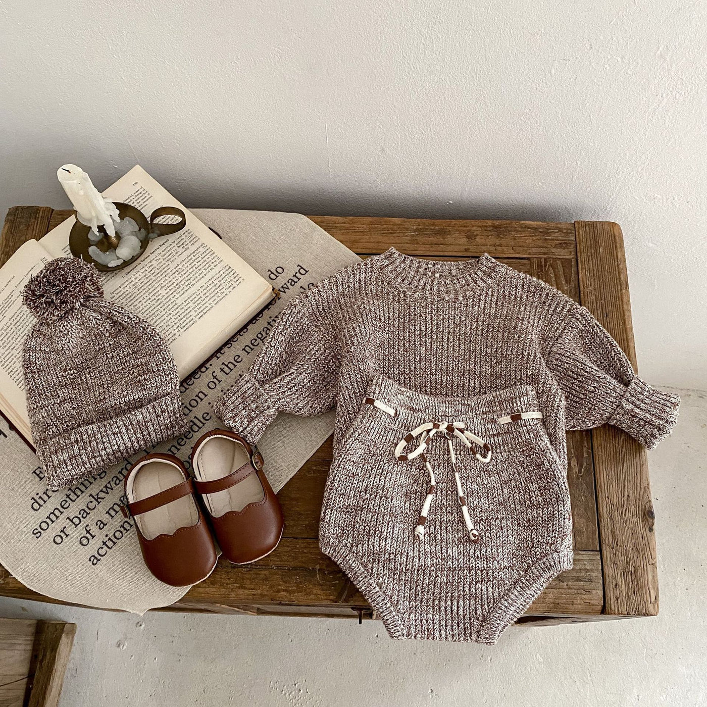 Conjunto de 3 piezas de jersey y pantalones de punto con bola de pelo y aguja gruesa de colores variados para niña pequeña